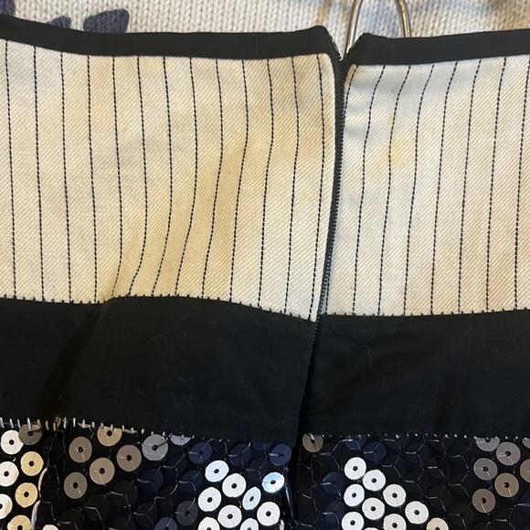 Skirt sequin needs 4 sequins - Picture 10 of 11